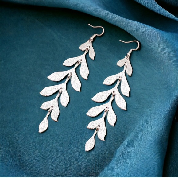 HOST PICK 2024 LOOKBOOK POSH PARTY!! GOLD/SILVER LEAF DROP EARRINGS - Picture 8 of 10